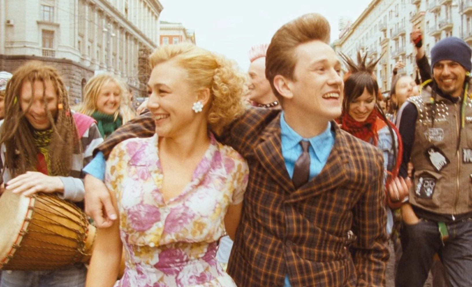 Вне (о фильме «Стиляги»). «Стиляги»: три взгляда // Октябрь. №6. 2009
