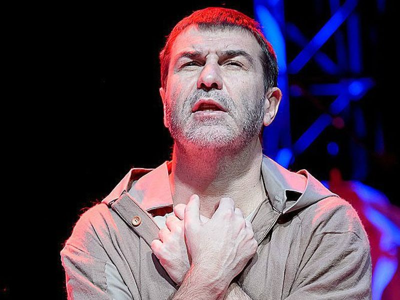 Четырехмерный мифотворец [О творчестве Евгения Гришковца] // Октябрь. — №1. – 2011.