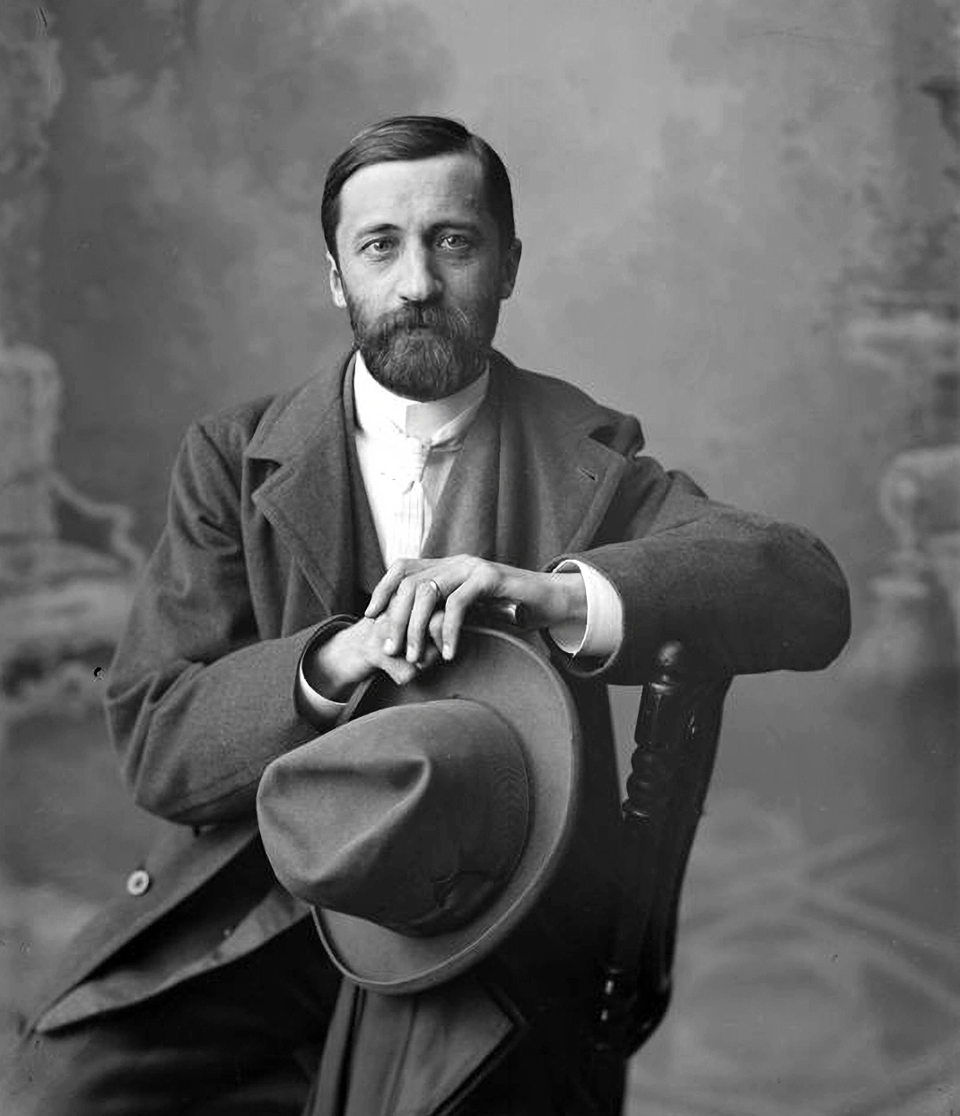 Рецензия на книгу А.Холикова «Мережковский. Из жизни до эмиграции 1865-1917. [Биография без героя] // Вопр. лит. №1. 2011.